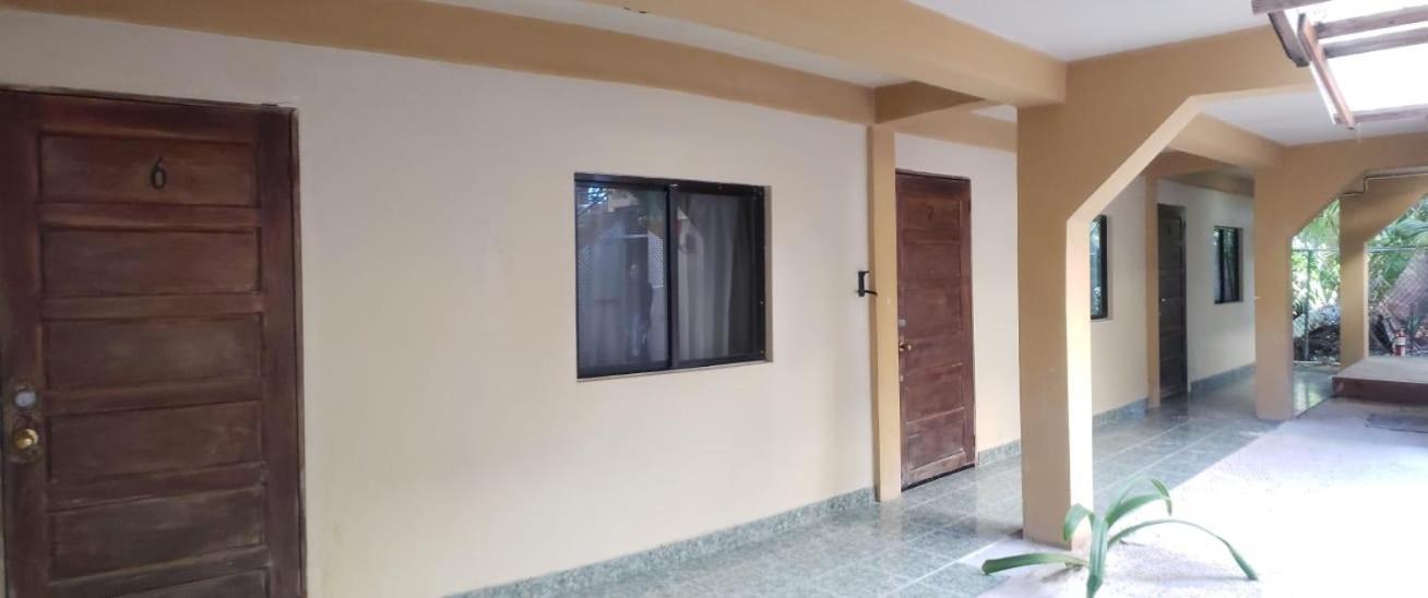 Beach Club Budget Rooms At Popeyes Caye Caulker Eksteriør bilde