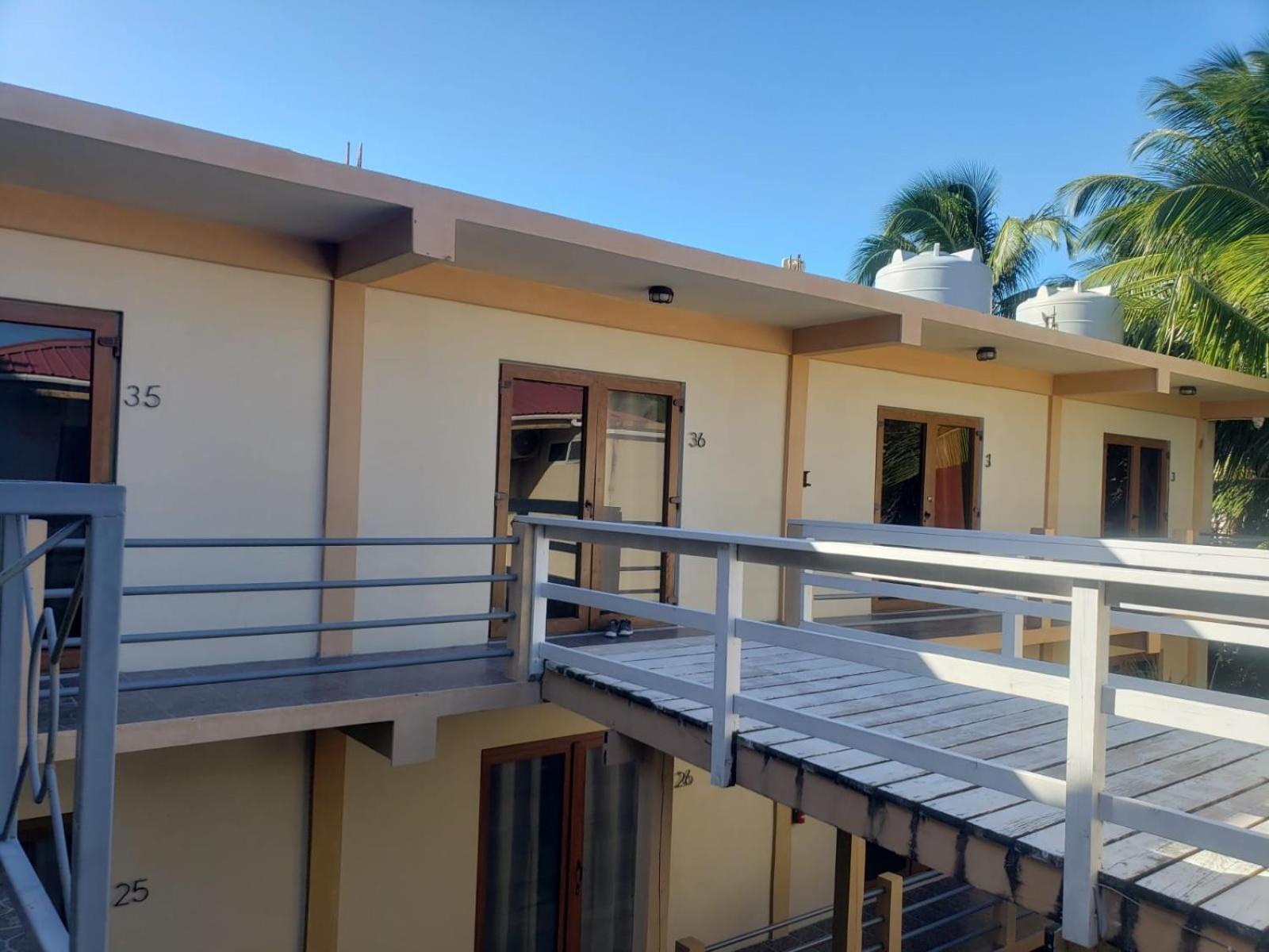 Beach Club Budget Rooms At Popeyes Caye Caulker Eksteriør bilde
