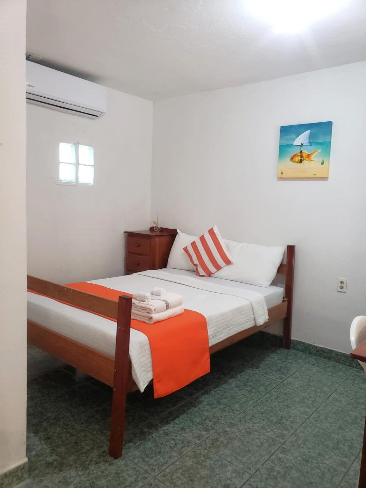 Beach Club Budget Rooms At Popeyes Caye Caulker Eksteriør bilde