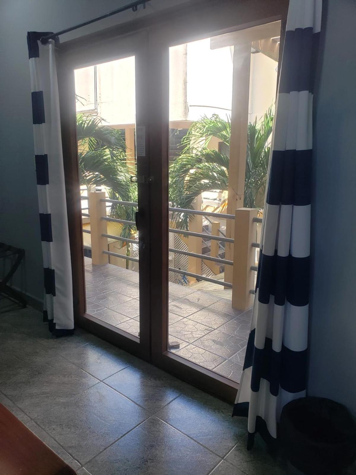 Beach Club Budget Rooms At Popeyes Caye Caulker Eksteriør bilde