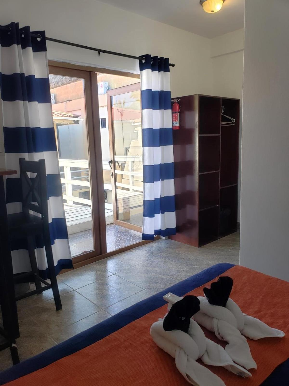 Beach Club Budget Rooms At Popeyes Caye Caulker Eksteriør bilde