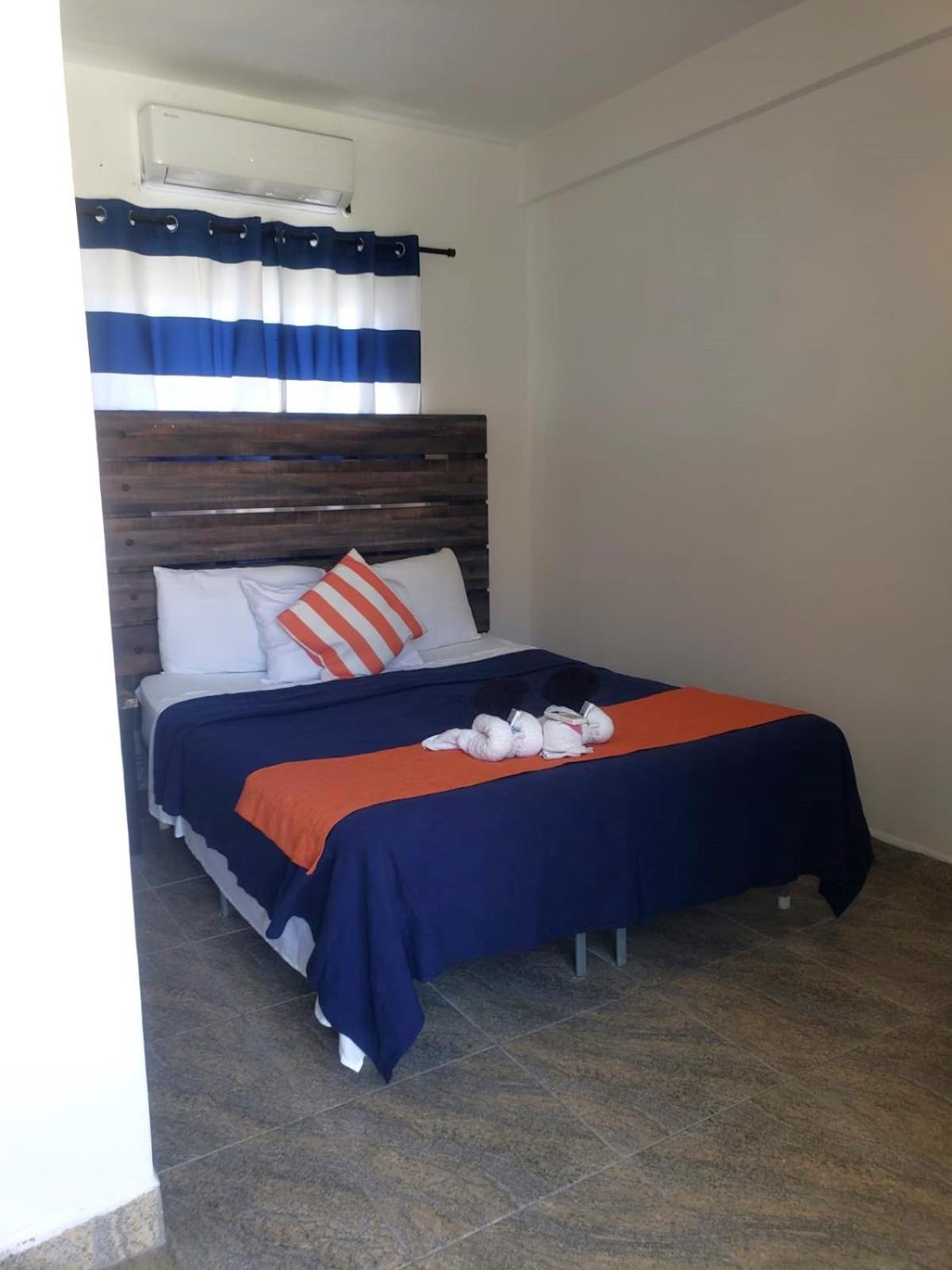 Beach Club Budget Rooms At Popeyes Caye Caulker Eksteriør bilde