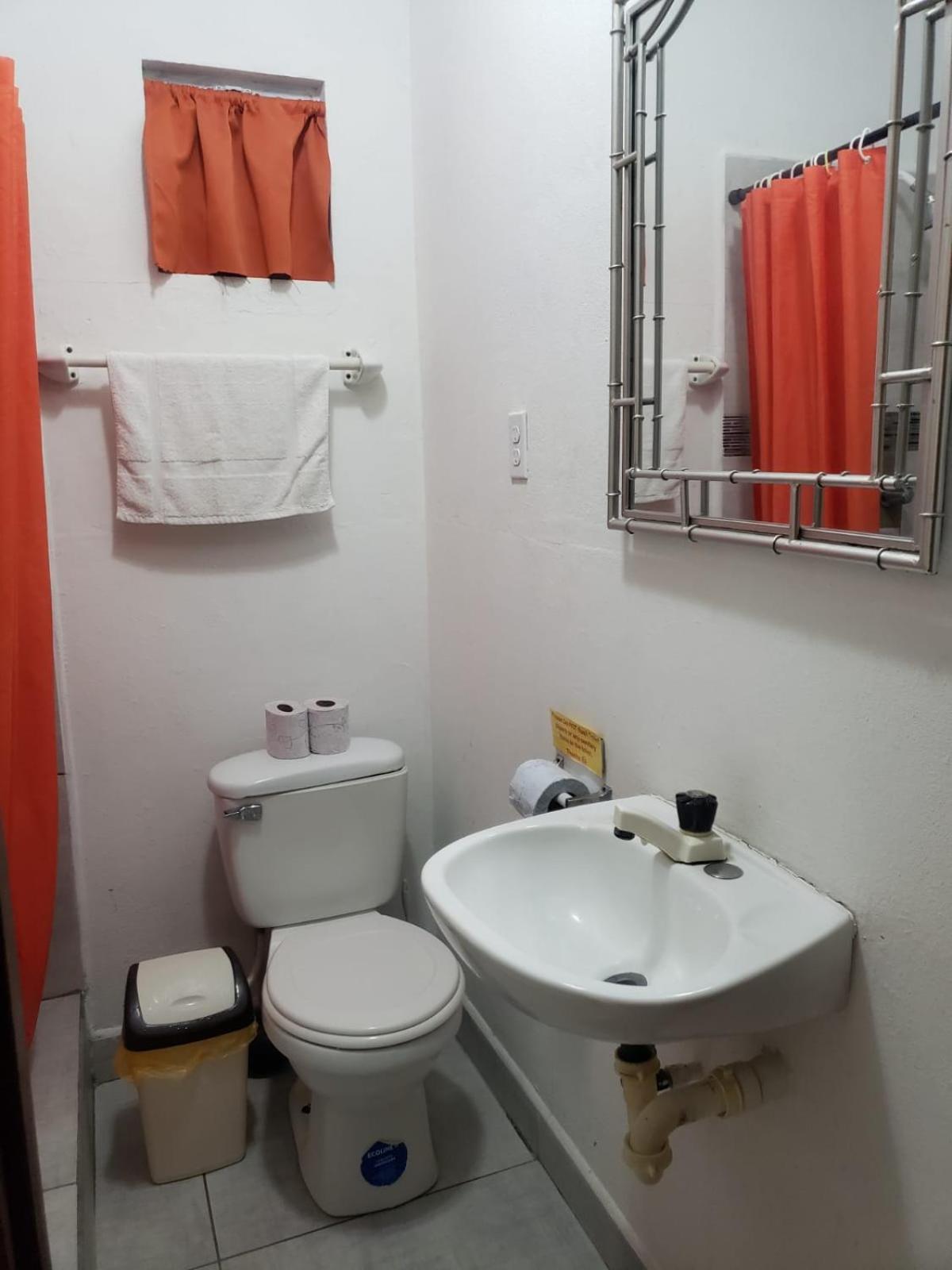 Beach Club Budget Rooms At Popeyes Caye Caulker Eksteriør bilde