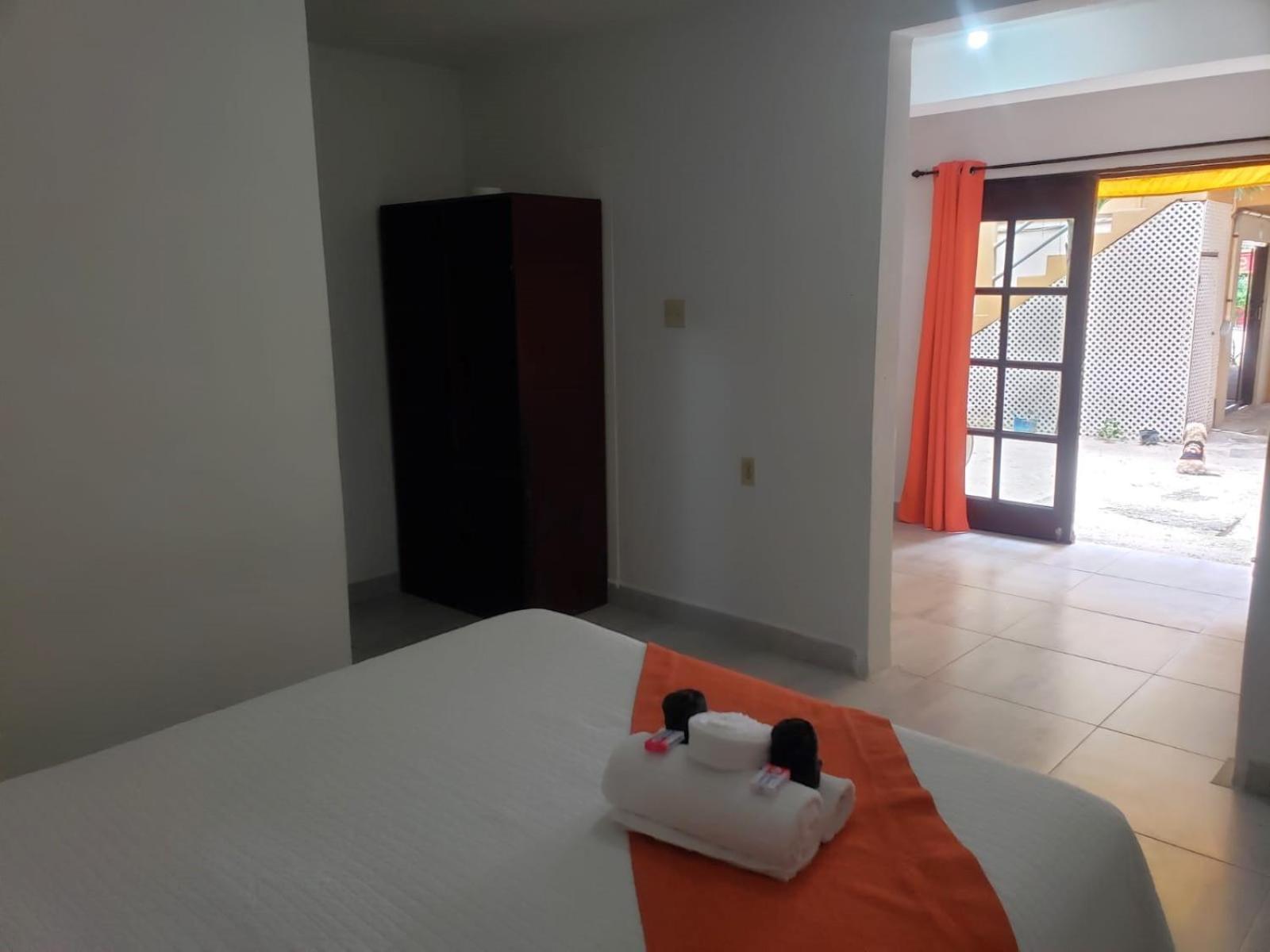 Beach Club Budget Rooms At Popeyes Caye Caulker Eksteriør bilde